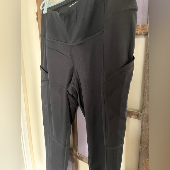 Capri length leggings - Picture 2 of 4
